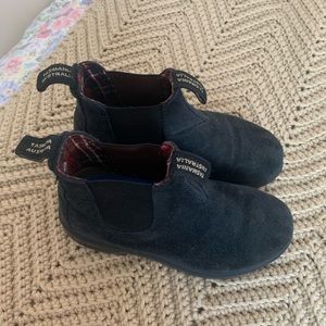 Navy size 12 kids blundstone boots (suede)